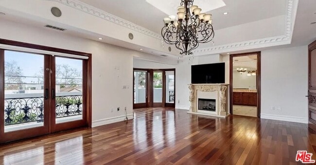 Building Photo - 332 S Almont Dr