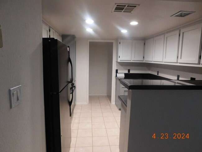 Building Photo - 400 Tepatitlan Ct