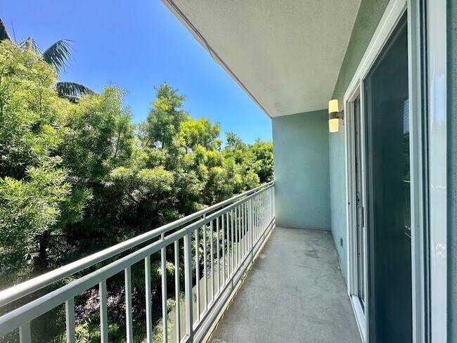 Building Photo - Beautifully Renovated Multi-Level Living C...