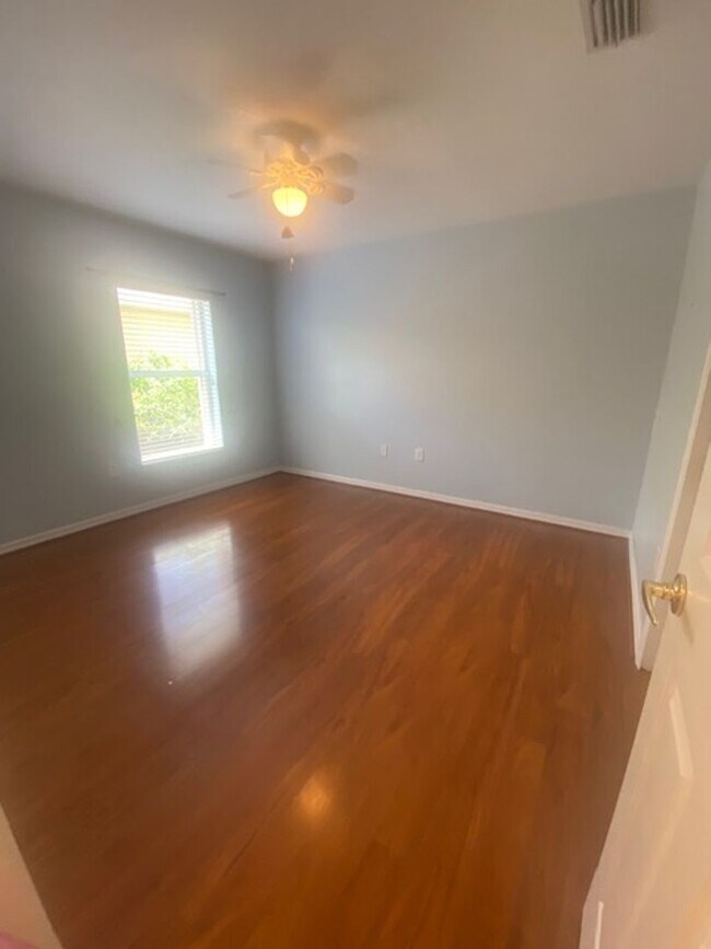 Building Photo - 3 bedroom 2 bath pool home in Colonial Cou...