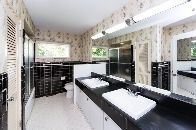 Building Photo - "Charming 3-Bedroom Oasis with 2 Full Baths – Spacious 2,295 Sq Ft Home in Charlotte's Heart!"