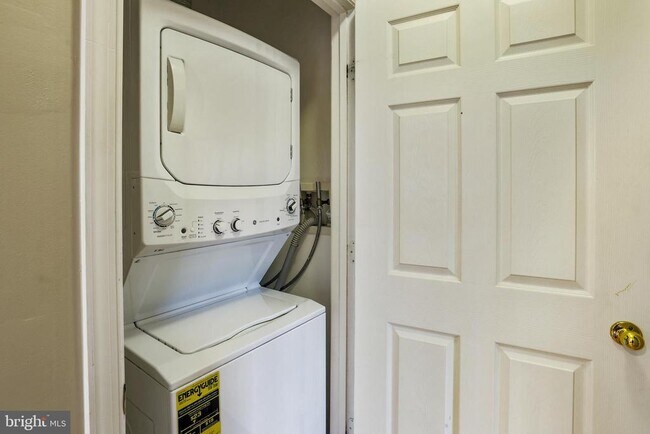 Building Photo - 1708 Lake Shore Crest Dr