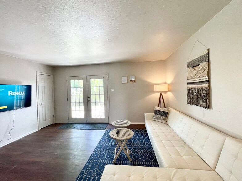 Building Photo - 2501 Mission Hill Dr
