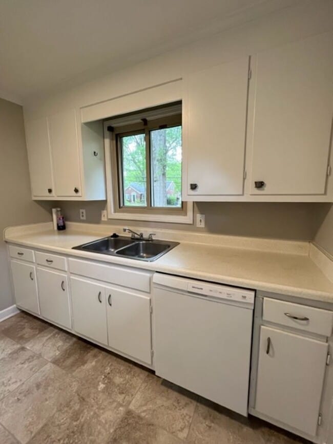 Building Photo - So Close to Downtown Greenville - this VER...