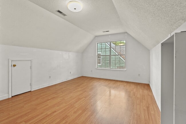 Building Photo - 1382 Center Lake Dr