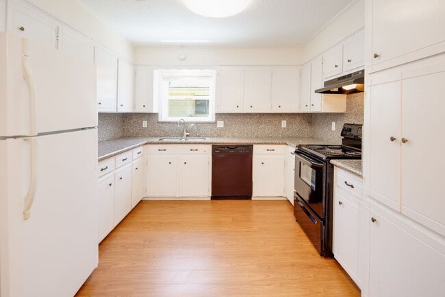 Building Photo - AUGUST PRE-LEASE!  Spacious 3 Bedroom 2 Bathroom House on Corner Lot