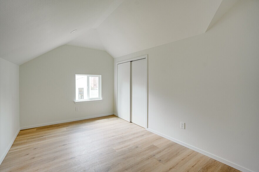 Building Photo - 129 25th Ave