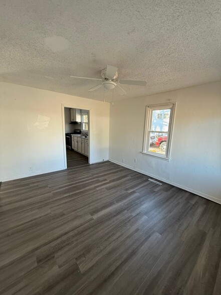 Building Photo - 1971 E Cantrell St