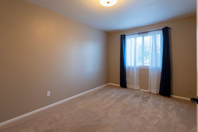 Building Photo - Wonderful 4-bed, 3-bath home adjacent to walking paths and parks