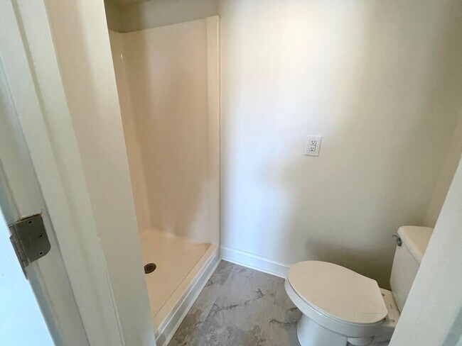 Building Photo - Updated 3 bed 2 bath duplex near downtown ...