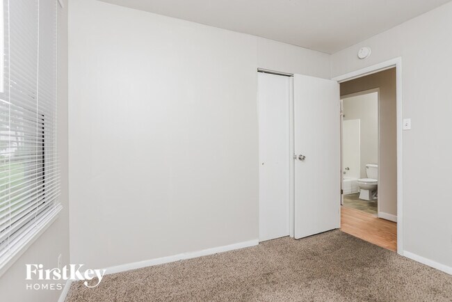 Building Photo - 1160 Spruce Dr