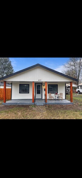 Building Photo - 613 W Sequoyah Ave