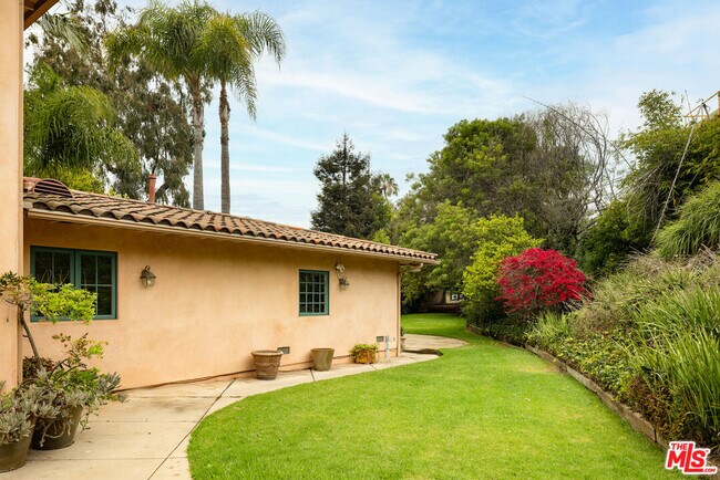 Building Photo - 16820 Sunset Blvd