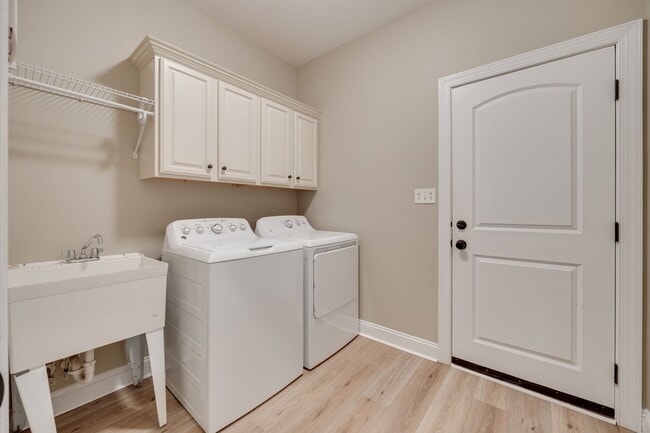 Building Photo - Beautiful 3 bedroom 2 bath Ranch with Bonu...