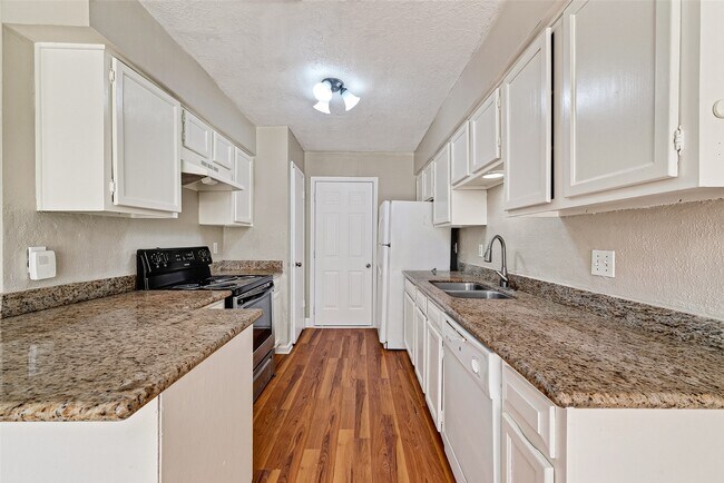 Building Photo - 13847 Cherry Hollow Ln