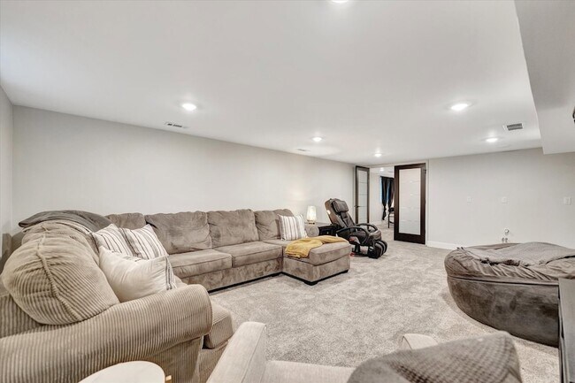 Building Photo - 102 Greencroft Dr