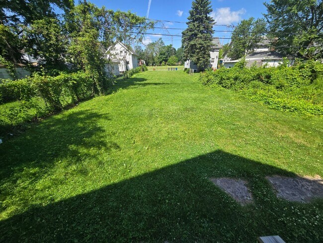 Building Photo - 3 Bedroom House