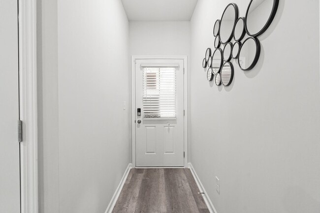 Building Photo - FULLY FURNISHED3 Bed 2.5 bathroom townhome in Gainesville!