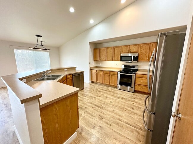 Building Photo - Charming 3 Bedroom Home