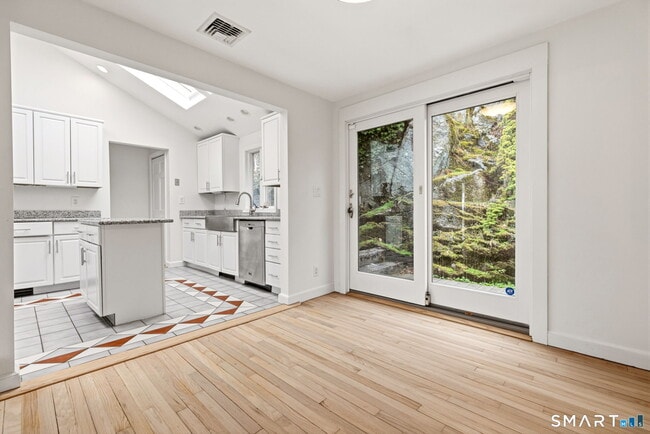 Building Photo - 100 Shorefront Park