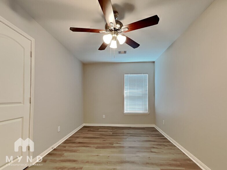 Building Photo - 15911 Newport Pl