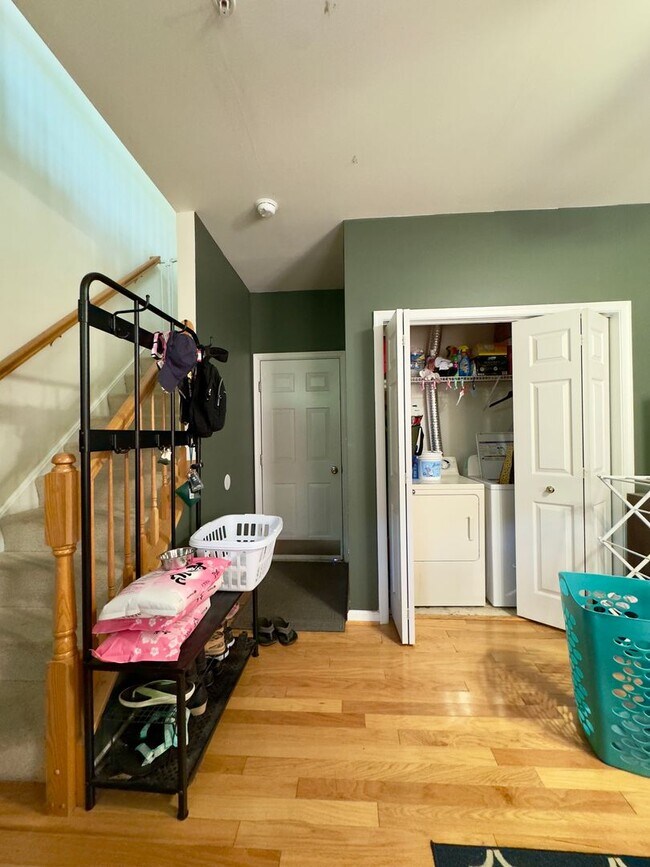 Building Photo - Modern 3-Bedroom Townhome with Stylish Fea...