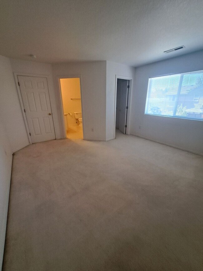Building Photo - Beautiful Bright 3 bedroom - A/C  - Move i...