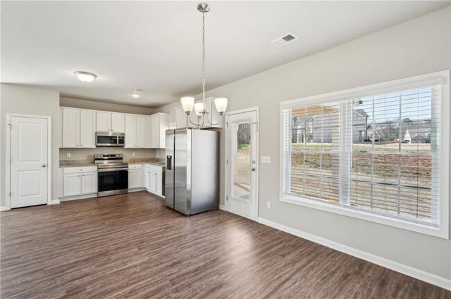 Building Photo - 516 College Dr