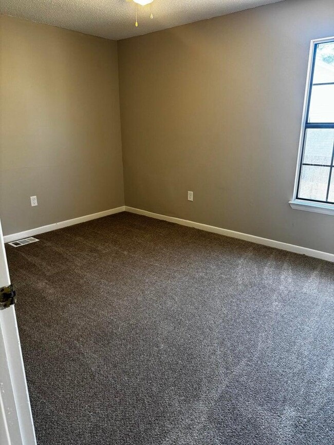 Building Photo - 700 Terrance Ct