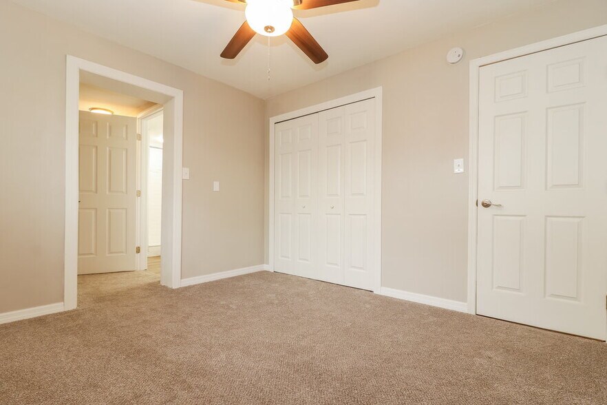 Building Photo - 2319 Surrey Ln