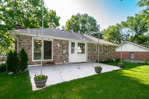 Building Photo - Beautifully updated split level with Finis...