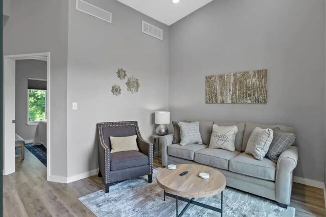 Building Photo - Stunning Furnished Townhouse in South Slope!