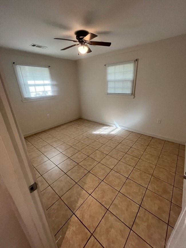 Building Photo - 3 Bed 1 Bath Brick Home