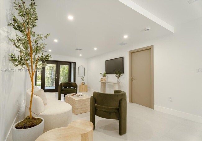 Building Photo - 1221 Biarritz Dr
