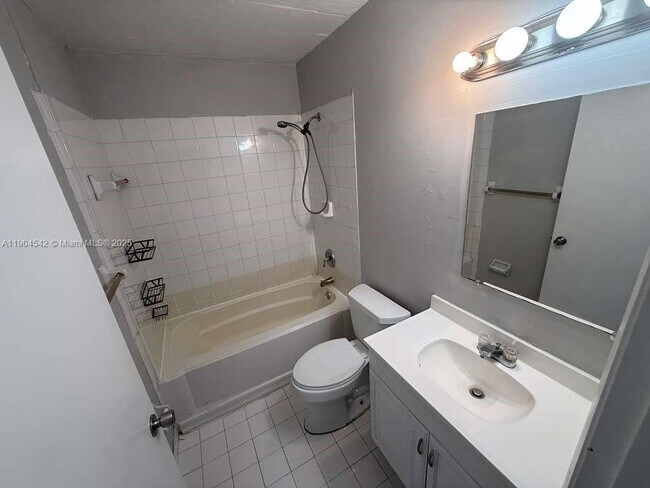 Building Photo - 5611 W 25th Ct