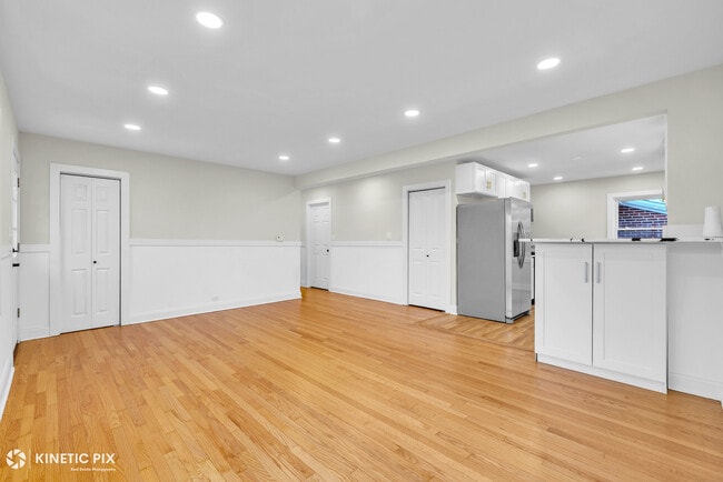 Building Photo - 4938 W Randolph St