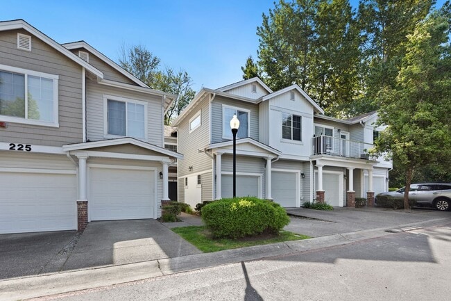 Building Photo - Spacious 3 bed Townhome