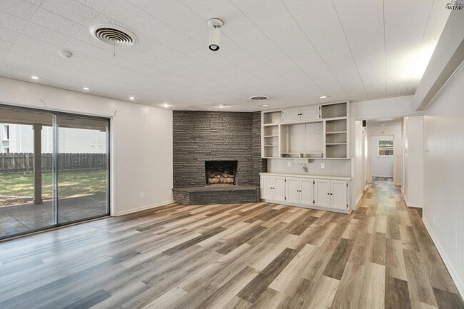 Building Photo - 2108 Granada Dr