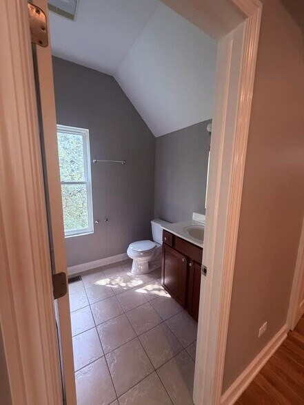 Full bath includes tub and shower. - 5107 Timber Ln