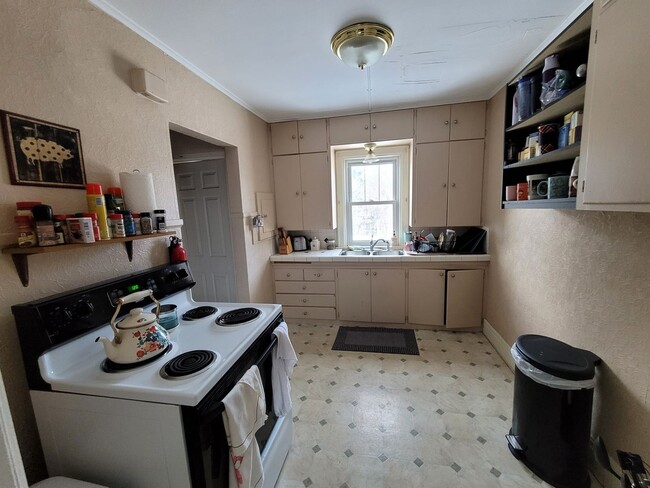 Building Photo - AVAILABLE JUNE 1st 2026 - 3 Bed 1 Bath Beautiful Woodland Home