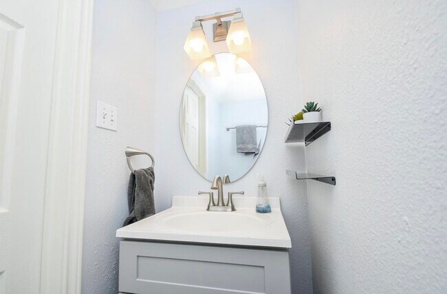 Building Photo - 615 Kipling St