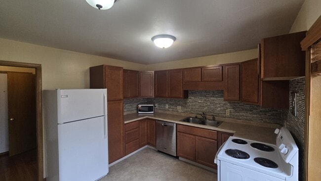 Building Photo - 426 Rushmore Ln