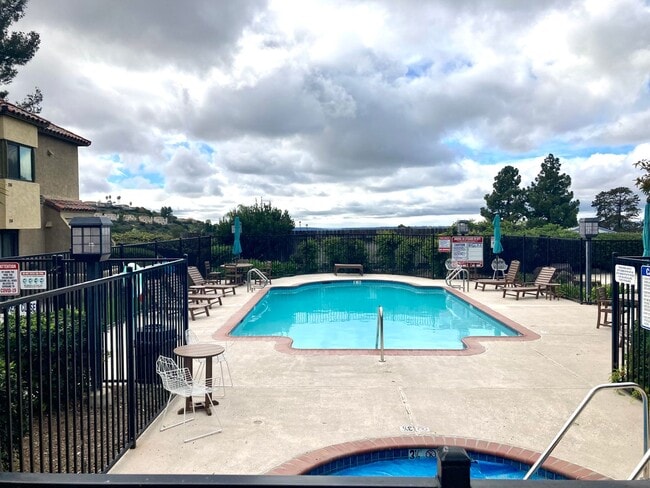 Building Photo - Stunning 2 bed 2 bath Condo In San Carlos Move In Special*