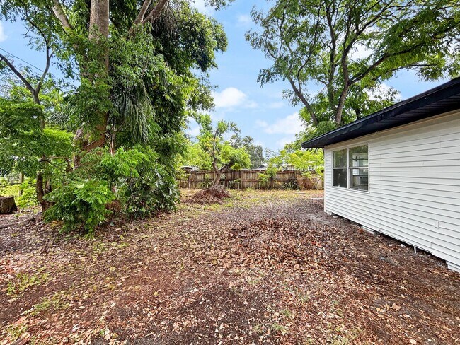 Building Photo - SECTION 8 ACCEPTED! Spacious Updated Home in St. Petersburg with a Large Backyard - 4bed | 2bed