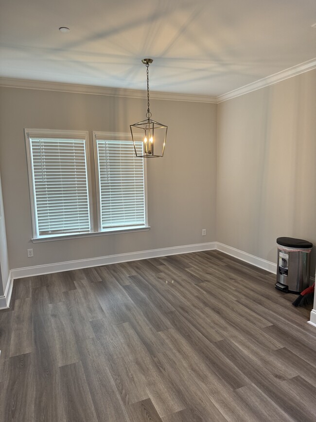 Building Photo - 102 Pine St