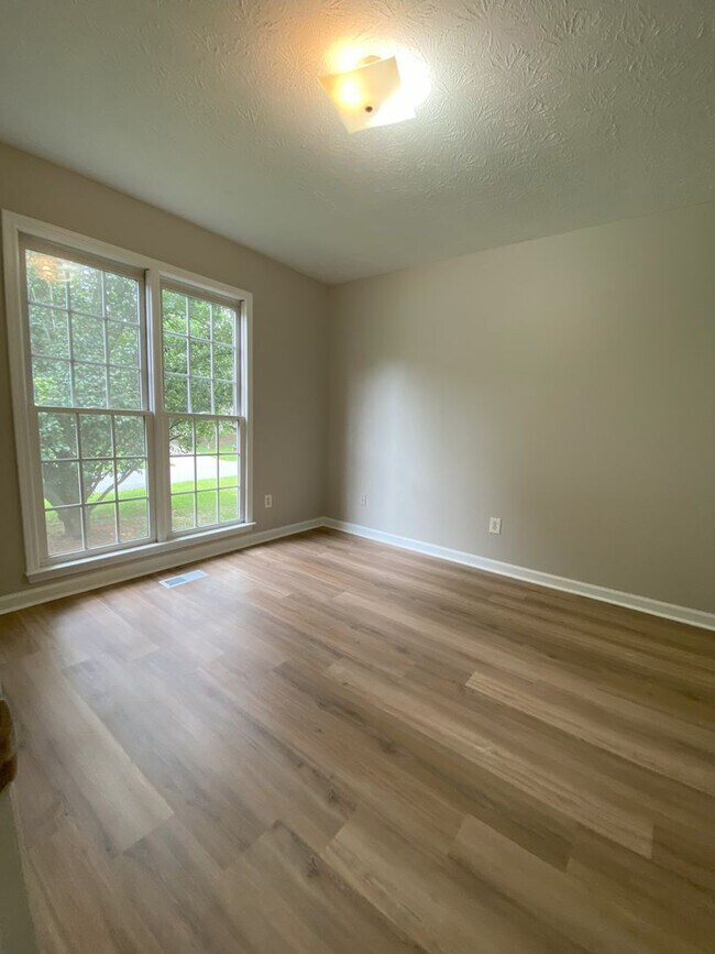 Building Photo - East Paulding Location!!
