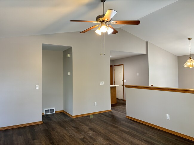 Building Photo - 3202 Quincy Ave