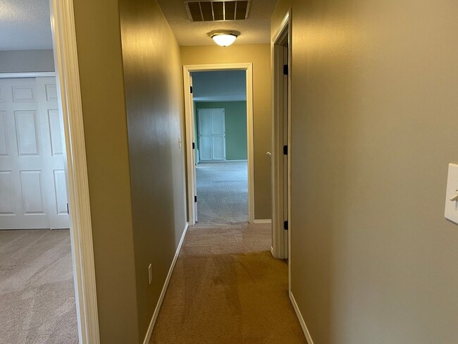 Building Photo - Spacious 5 Bedroom Home! Granite Counters! Pet friendly! Tons of Room for Entertaining!