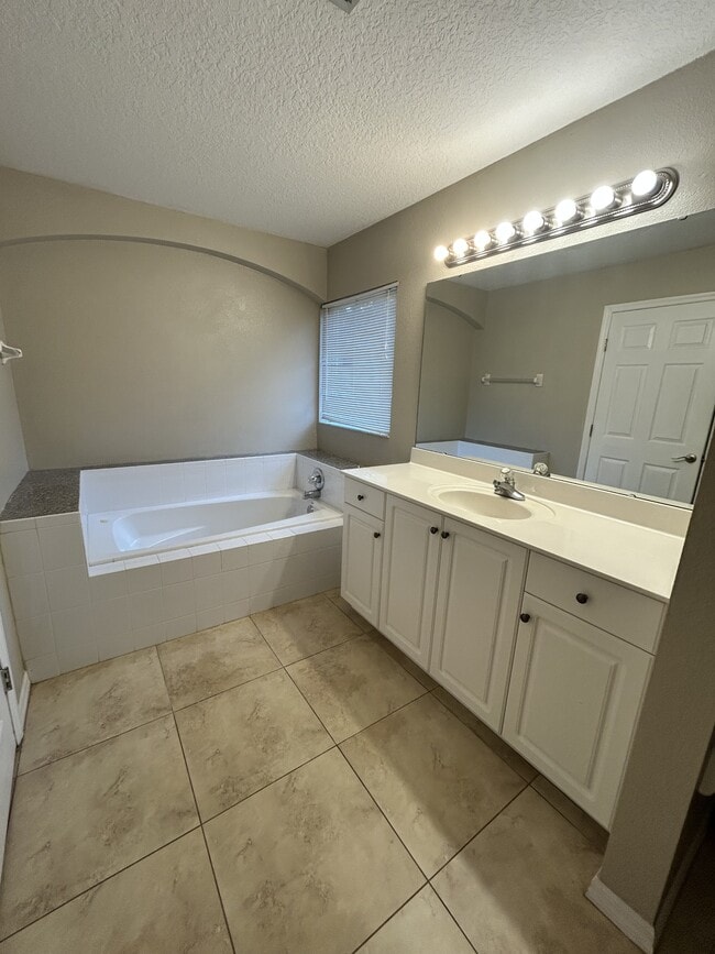 Building Photo - 16 Greenvale Dr