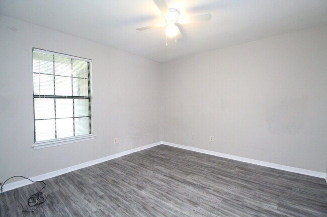 Building Photo - Ground-Floor 2BR Apartment in Prime North ...